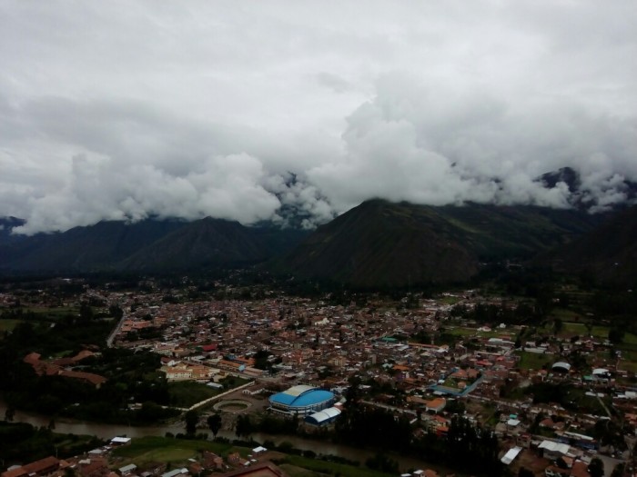 ウルバンバ。過去に戻ったような風景がありました。ウルバンバの谷 (Valle Urubamba、ウルバンバ渓谷)、または聖なる谷(Valle Sagrado de Los Incas)は、ペルー南部クスコやマチュピチュ近郊にある谷。インカ帝国の首都であったクスコを取り囲むように存在し、帝国における重要建築物の遺跡が立ち並ぶエリアで、 サクサイワマン、オリャンタイタンボ、プカ・プカラ、タンボ・マチャイ、チンチェーロ、モライなどの遺跡が点在している。