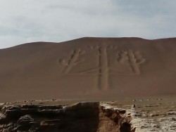 バジェスタ島。ナスカ文明以前に栄えたパラカス文明に掘られたカンデラブロ