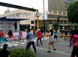 休日に道路でエクササイズするリマ市民