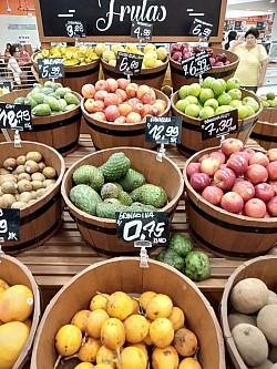 スーパーでは普段日本では、見慣れないフルーツが並んでます。日本のデパートで時々見かける事もありますが、目を疑うような安さで山のようにして売られてます。